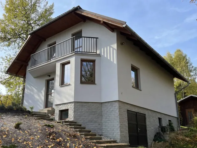 Čiastočne upravený dom zo 60. rokov v jesennom prostredí