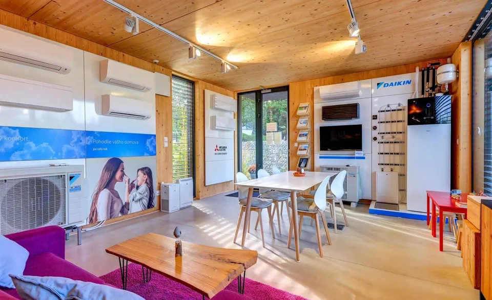 Interiér showroomu s vystavenými zariadeniami